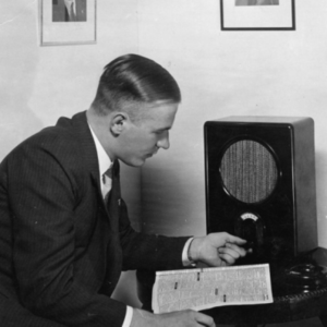 Radiohörer am Volksempfänger. 1933