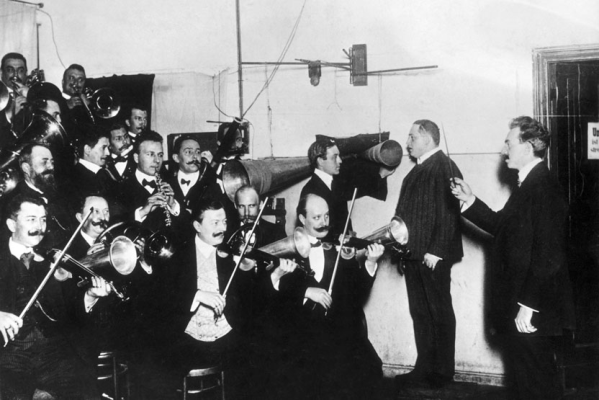  Orchester im Tonstudio bei einer Schallplatten-Aufnahme. 1908