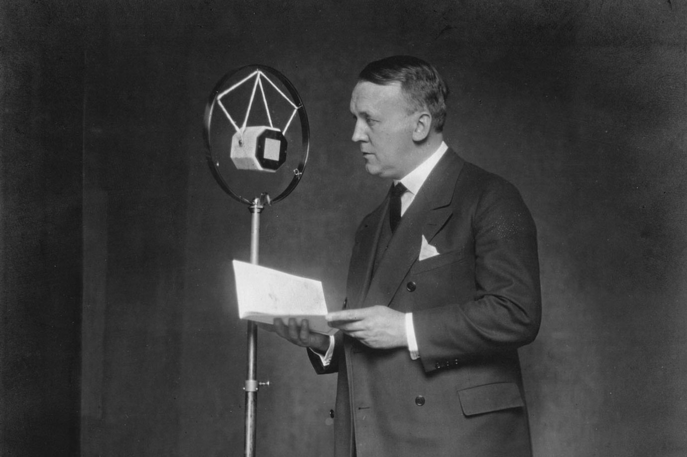 Alfred Braun vor dem Mikrofon. 1926